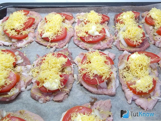 Мясо присыпано натертым сыром