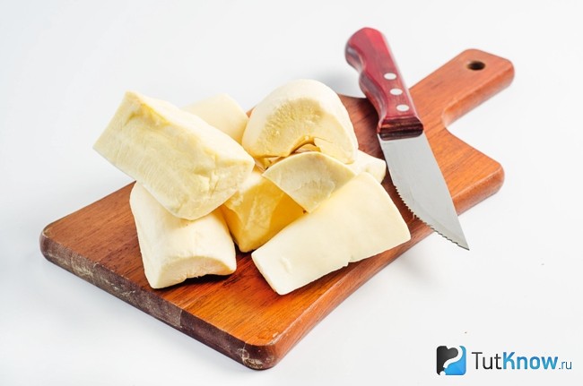 Нарезанный корнеплод маниока