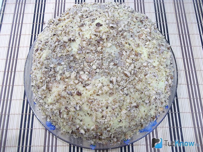 Торт присыпан дроблеными орешками