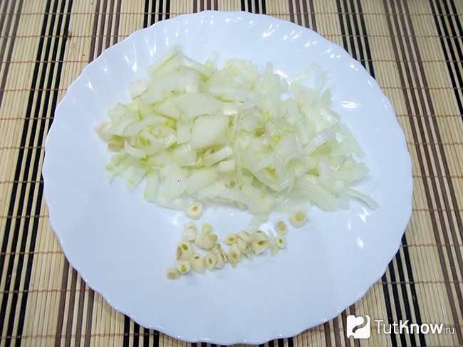 Лук и чеснок очищены и нашинкованы