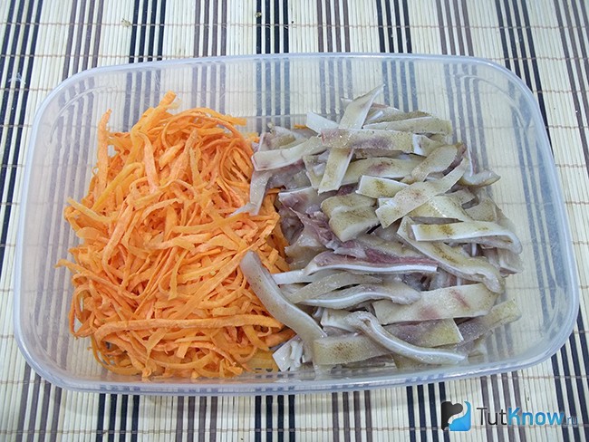 Морковь соединена с нарезанными ушками