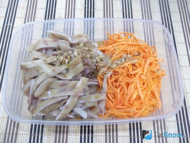 Продукты залиты заправкой