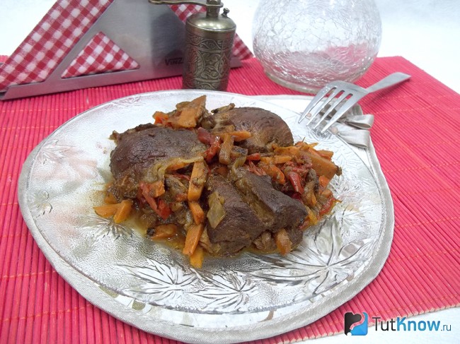 Готовая тушеная утка с овощами