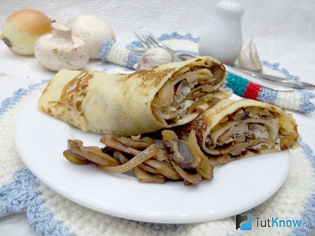 Готовые блины с грибами