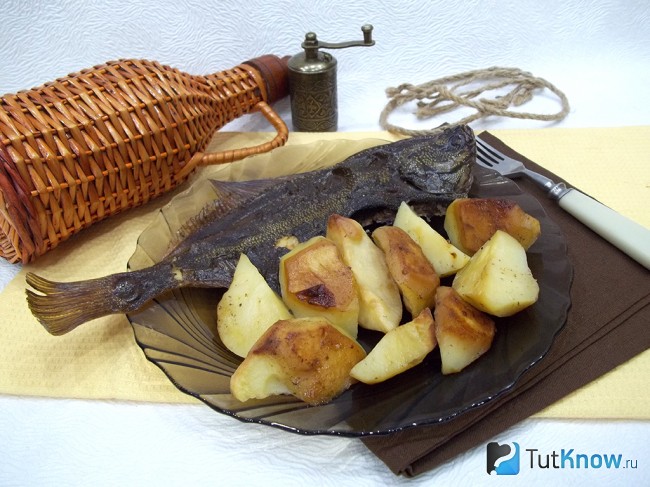 Готовая камбала с картофелем в духовке