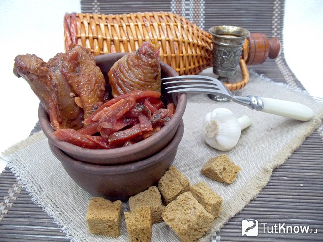 Готовый тушеный петух с овощами