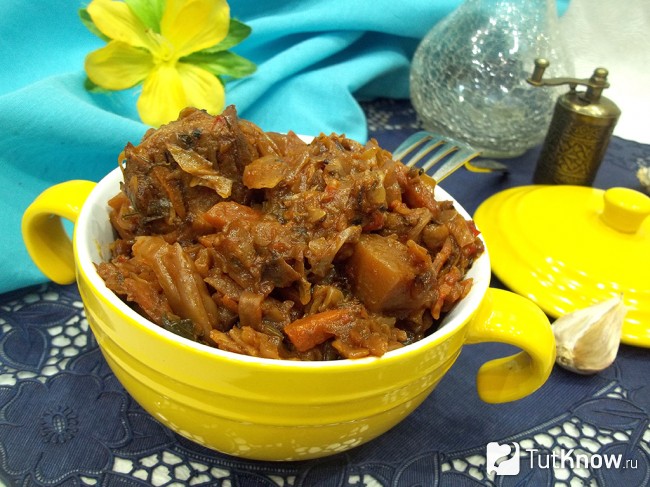 Готовое мясное рагу с картофелем и капустой