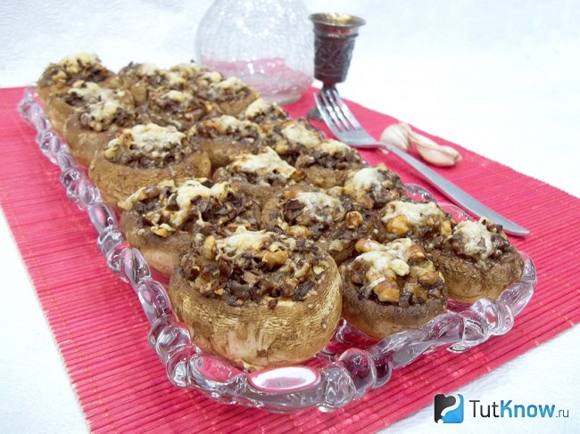 Готовые шампиньоны, фаршированные орехами и сыром