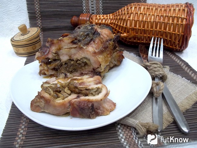 Готовый рулет из индейки с грибами