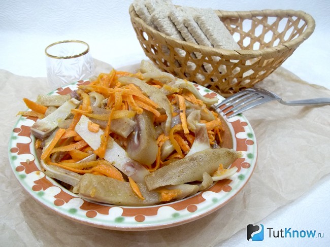 Готовые ушки с морковью по-корейски