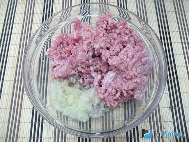 Мясо и лук перекручены