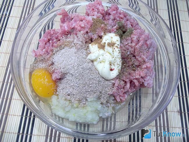 В фарш добавлено яйцо и специи