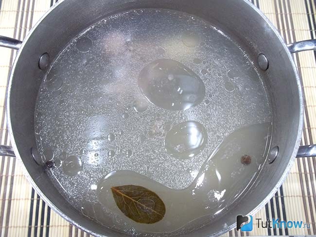 Косточка залита водой и варится бульон