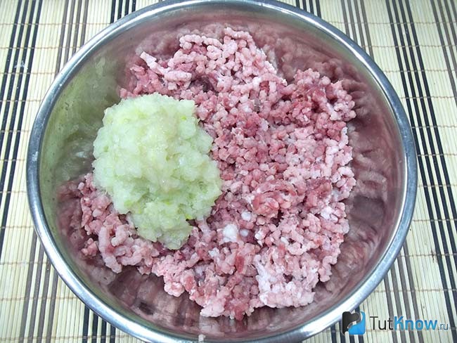 Мясо и лук перекручены
