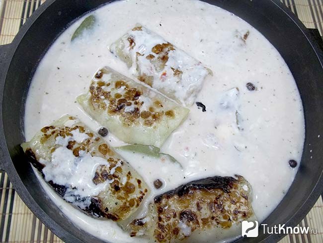 Голубцы залиты соусом