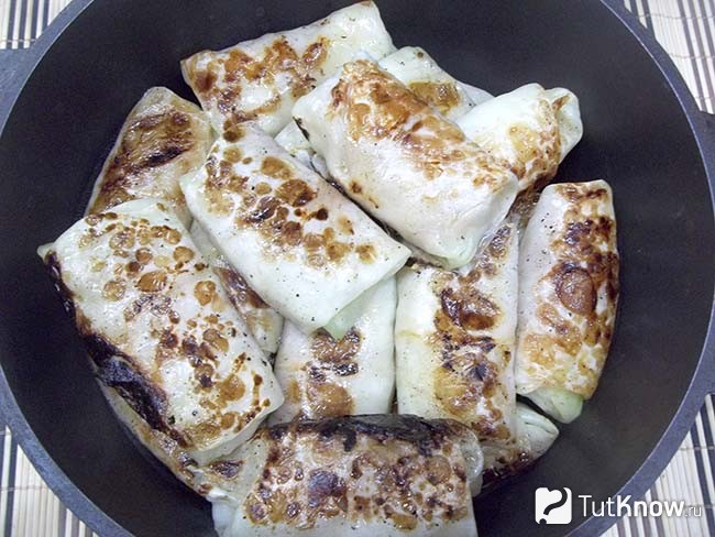 Жаренные голубцы сложены в кастрюлю для тушения