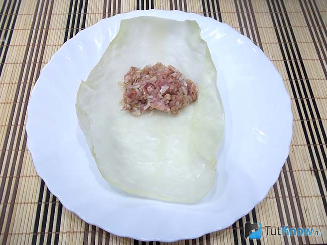 На капустный лист выложен фарш