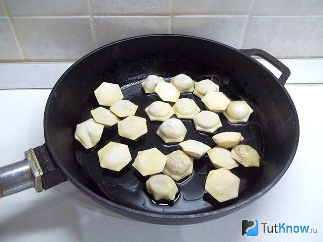 Пельмени жарятся на сковороде