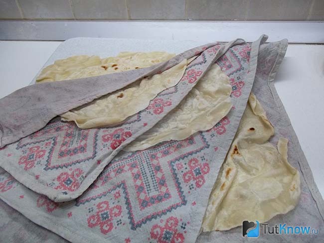 Лаваш переложен влажными полотенцами