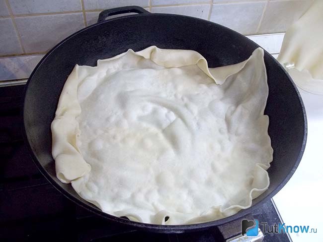 Лаваш жарится на сковороде