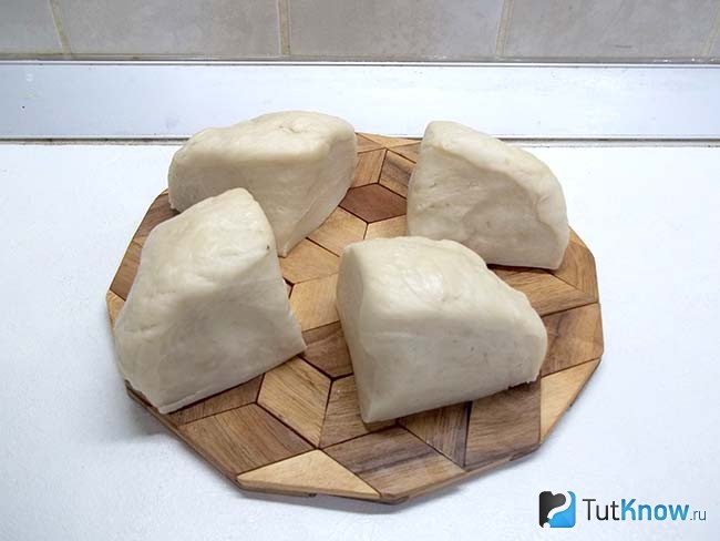 Тесто поделено на 4 части