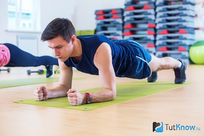 Спортсмен стоит в планке