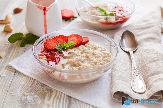 Овсянка с клубникой