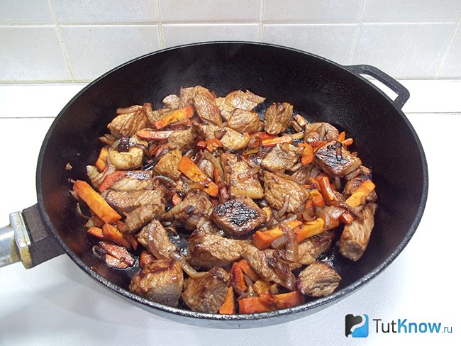 Мясо с овощами жарится