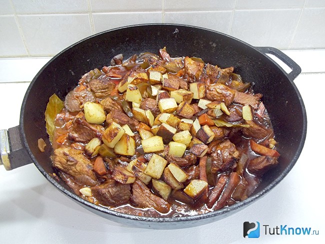 Картофель добавлен в сковороду к мясу