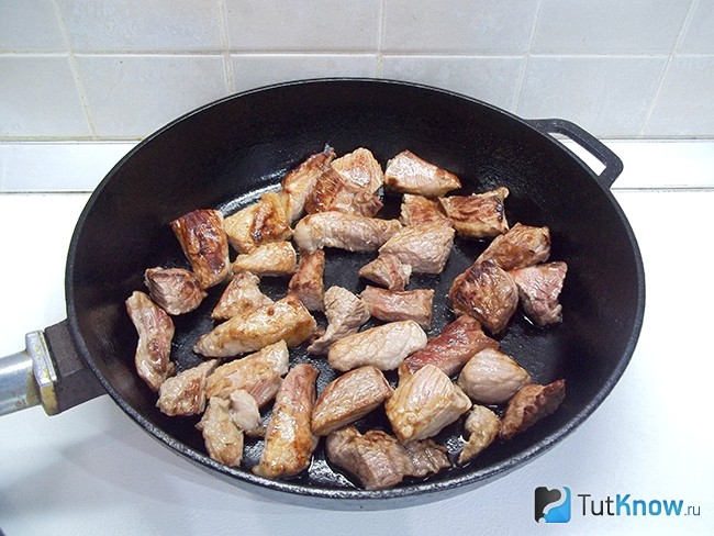 Мясо жарится на сковороде