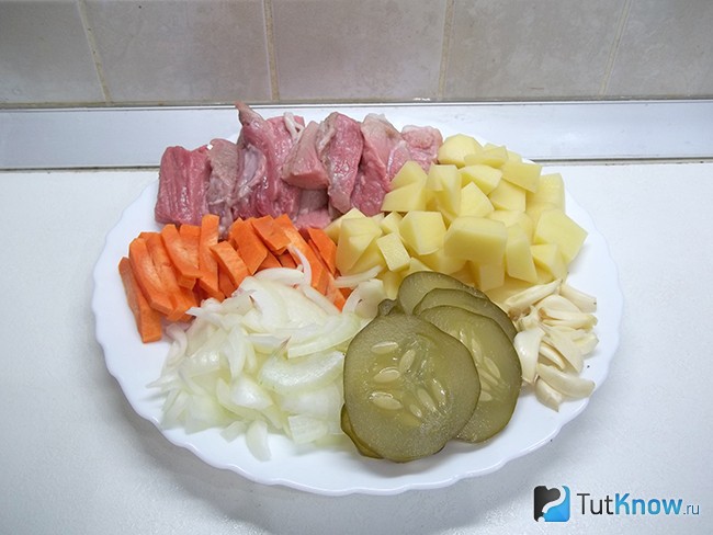 Все ингредиенты нарезаны кусочками