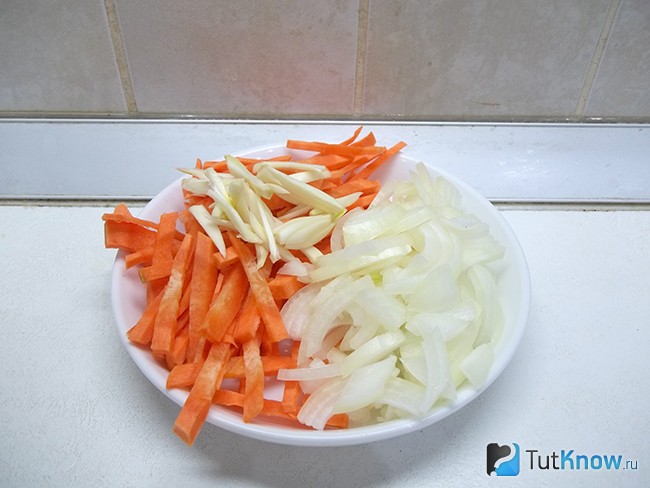 Морковь с луком нарезаны