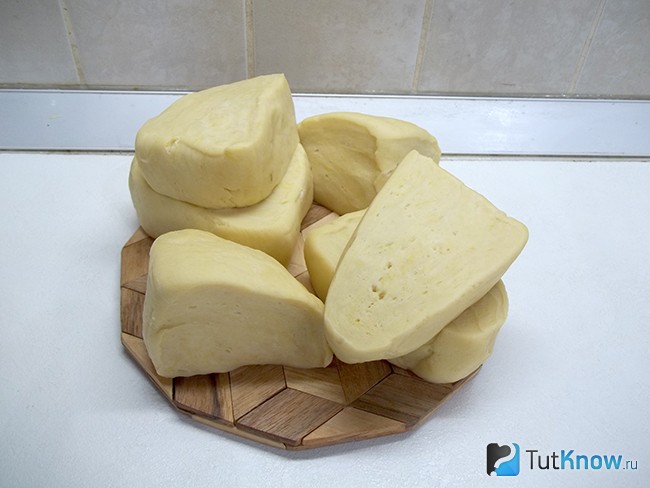 Тесто разрезано на части