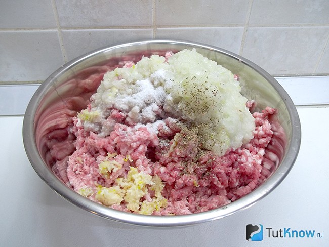 Мясо с луком перекручены