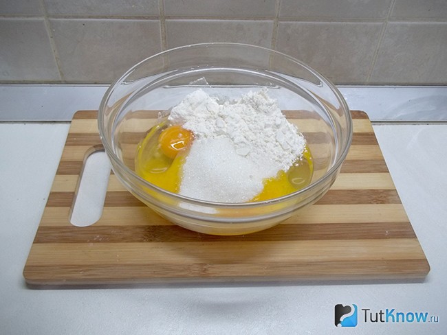 Яйца соединены с мукой и сахаром