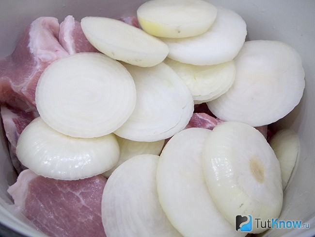 Мясо с луком соединены