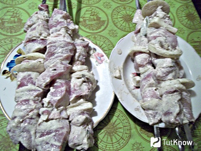 Мясо нанизано на шампур