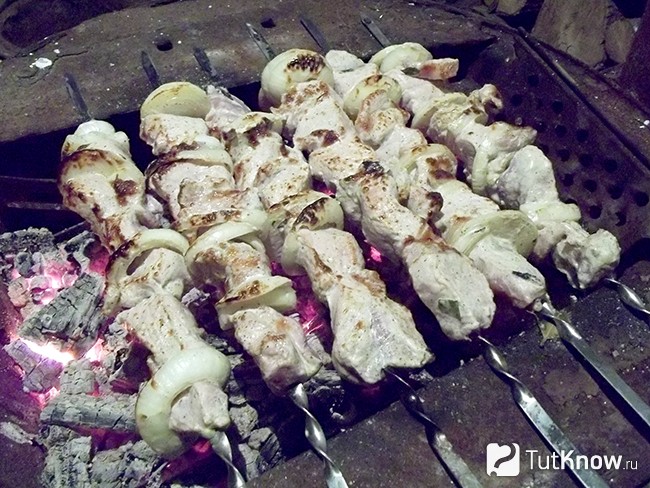 Шашлык жарится на мангале