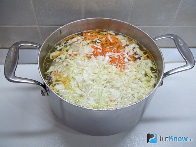 В бульон положена капуста и мокровь