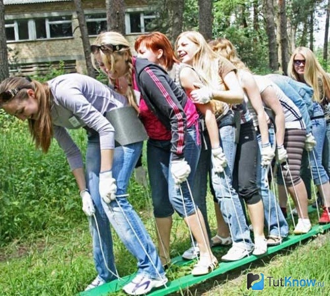 Девушки в командной игре на лыжах