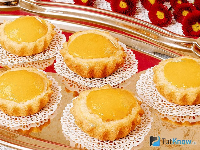 Кекс с консервированными персиками