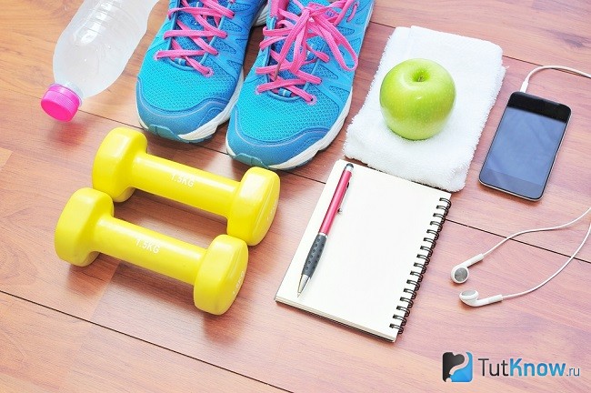Спортивный инвентарь, яблоко, смартфон