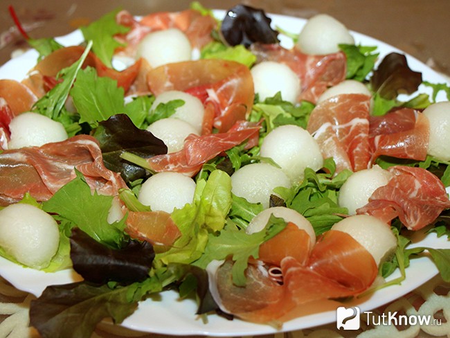 Салат из дыни и копченой курицы