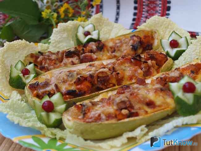 Запеченные кабачки с курицей и сыром