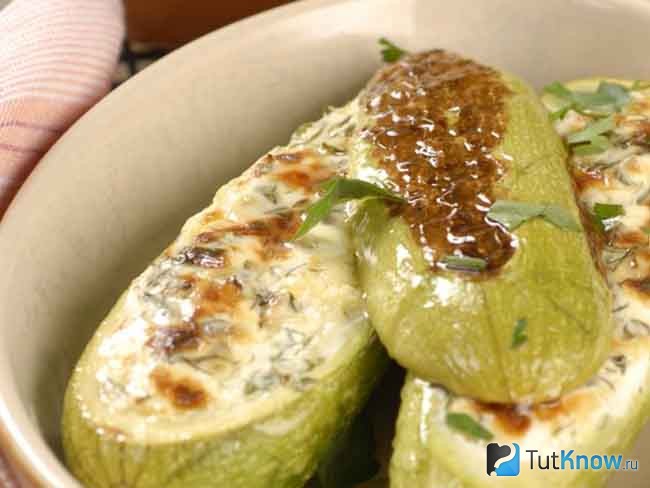 Фаршированные кабачки с курицей, запеченные в духовке