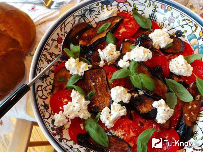 Салат с баклажанами, помидорами и сыром