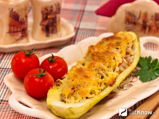Кабачки, фаршированные овощами
