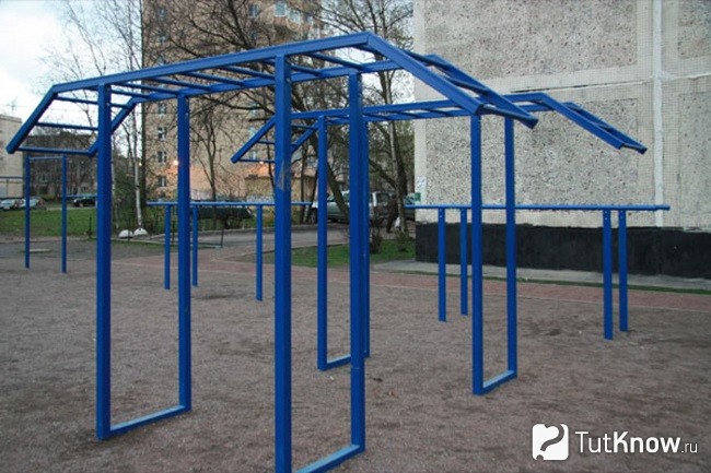 Турники во дворе