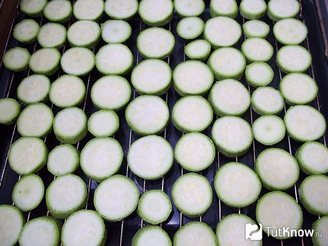 Кабачки нарезаны кольцами и выложены на решетку
