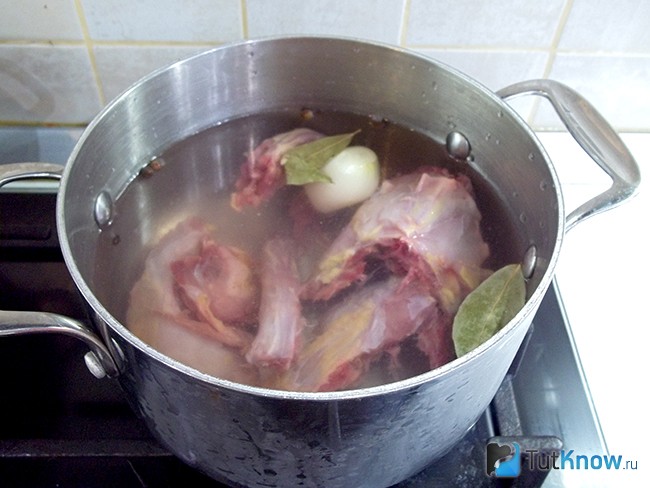 Варится куриный бульон